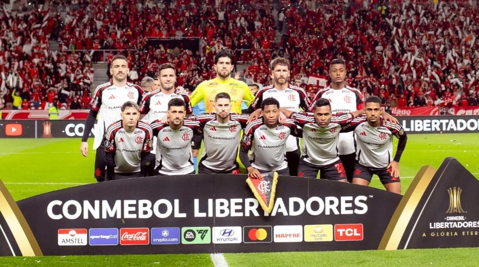Time do Flamengo perfilado no Beira-Rio, na Libertadores