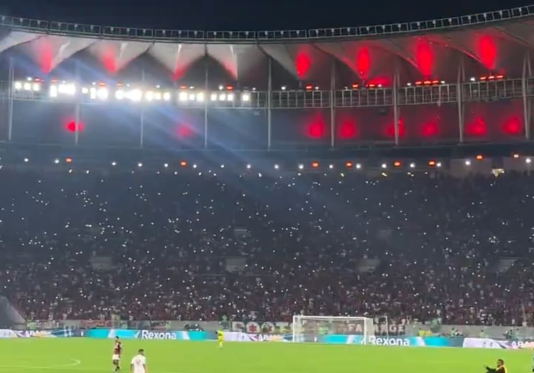 Torcida do Flamengo acende lanternas no Maracanã