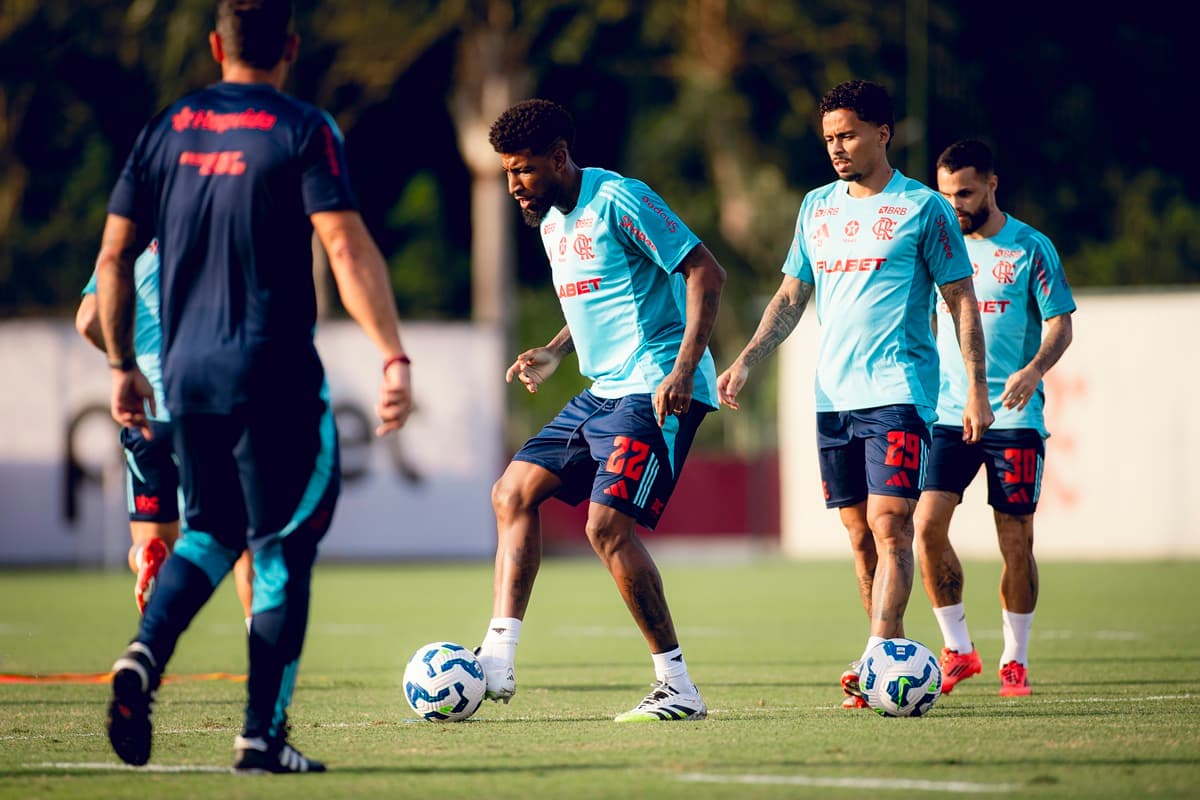 Elenco do Flamengo treina no Ninho do Urubu