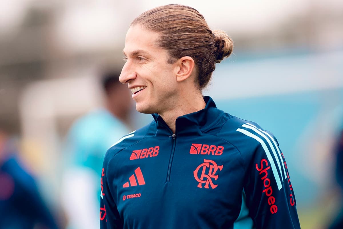Filipe Luís sorri durante treinamento do Flamengo em Porto Alegre, antes de enfrentar o Internacional