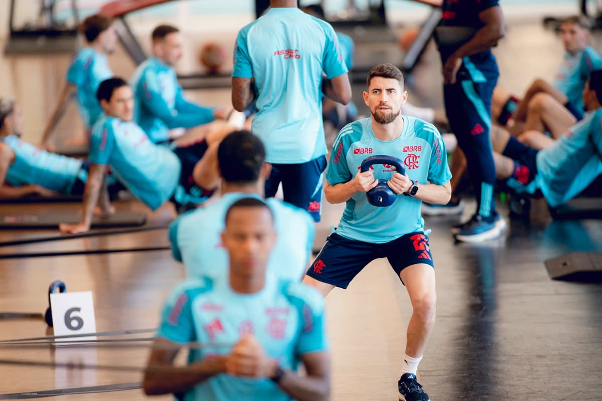 Jorginho e demais atletas do elenco treinam na academia