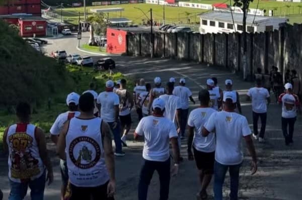 Torcida do Vitória cobra os jogadores no Centro de Treinamento