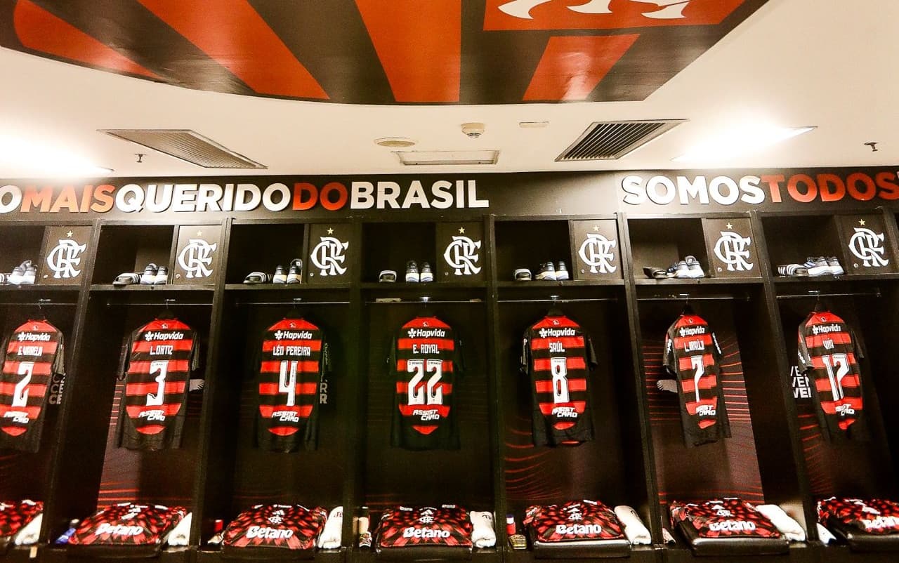 Uniformes do Flamengo separados e prontos em vestiário do Maracanã antes do jogo contra o Vitória