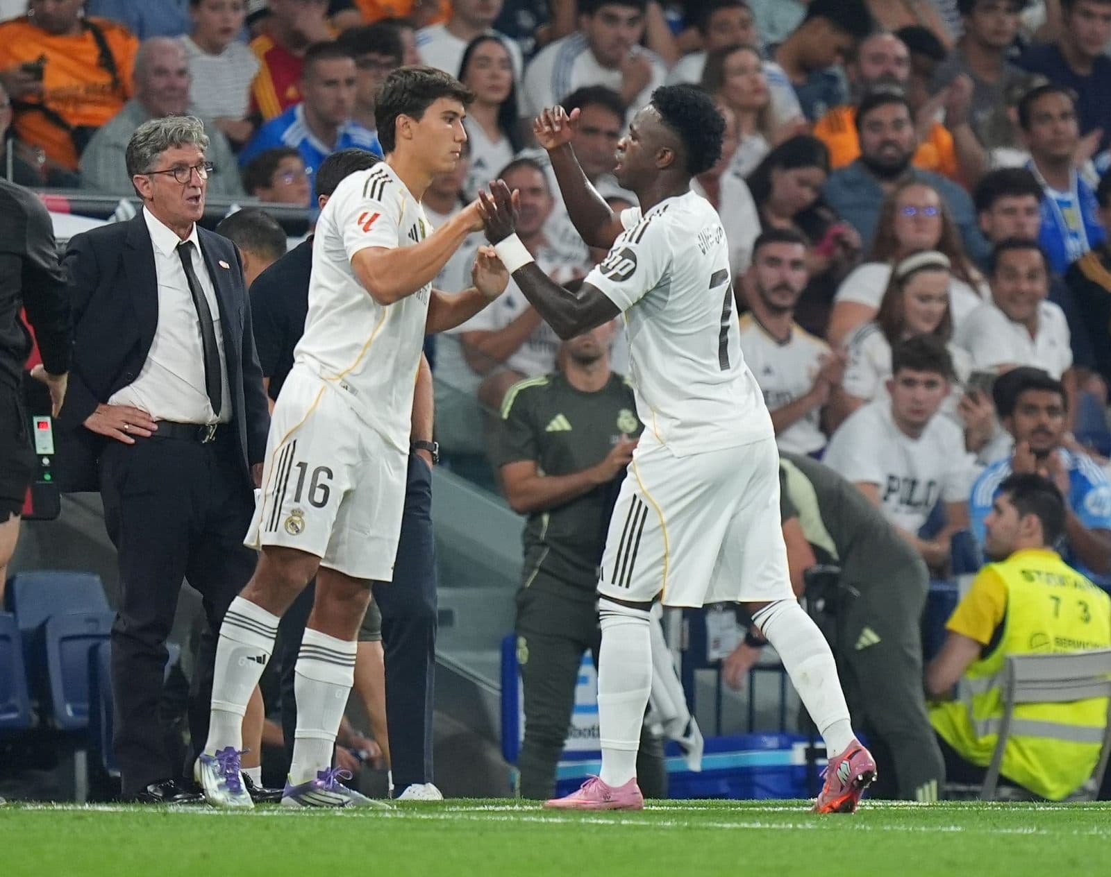 Vinícius Júnior é substituído por Gonzalo García do Real Madrid durante a partida da LaLiga EA Sports entre Real Madrid CF e CA Osasuna no Estádio Santiago Bernabeu em 19 de agosto de 2025 em Madrid, Espanha.