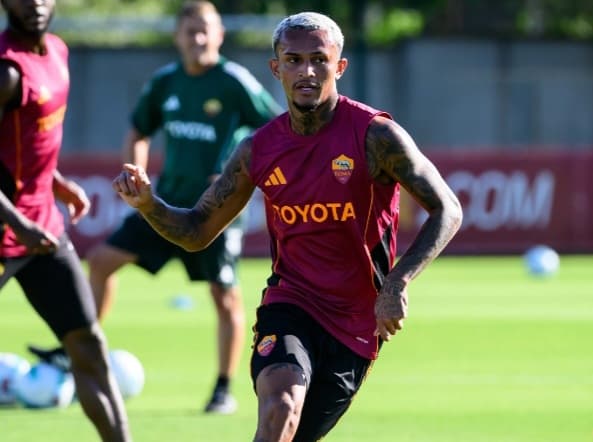 Wesley em treino da Roma