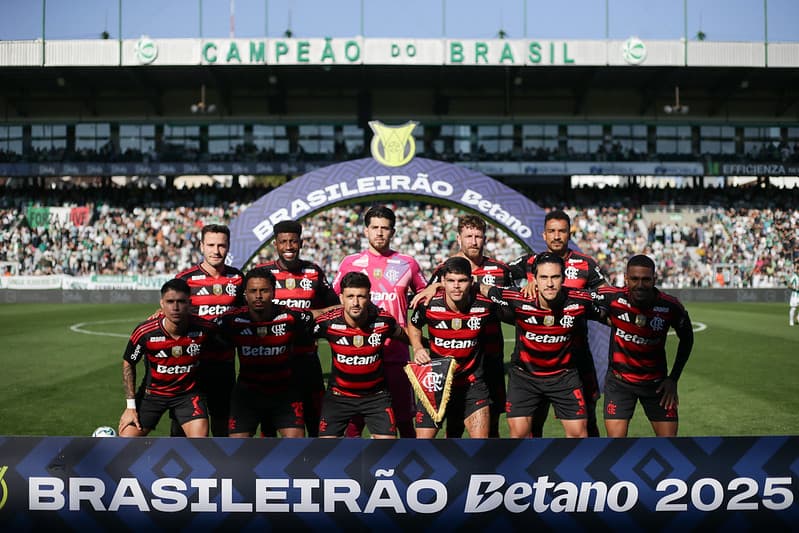 Time do Flamengo perfilado para foto antes de jogo contra Juventude, pelo Brasileirão