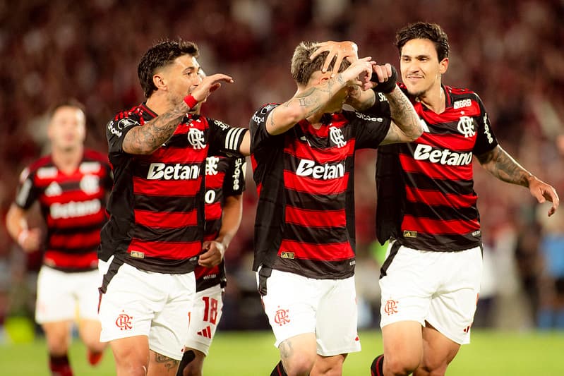 Varela comemora gol com Pedro e Arrascaeta em Flamengo x Estudiantes histórico no Maracanã