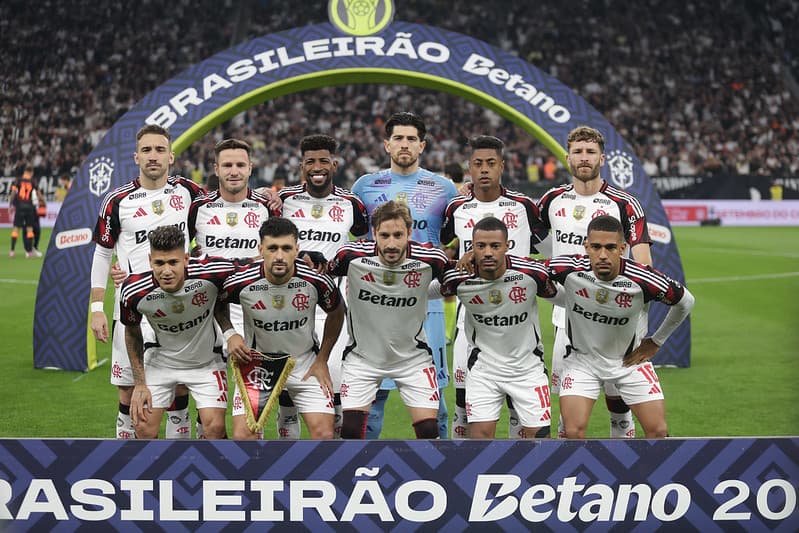 Time do Flamengo perfilado em campo antes do jogo contra o Corinthians