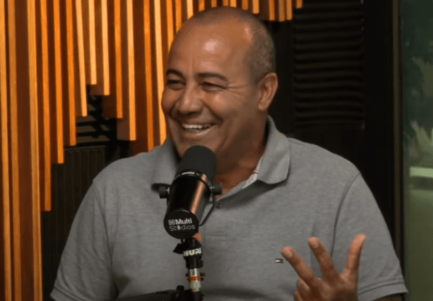 Aílton Ferraz sorri durante entrevista