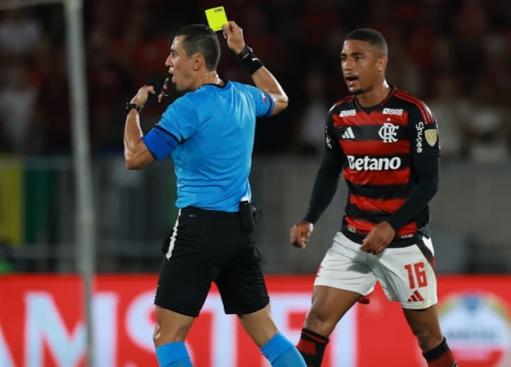 Andres Rojas aplica cartão amarelo a Samuel Lino