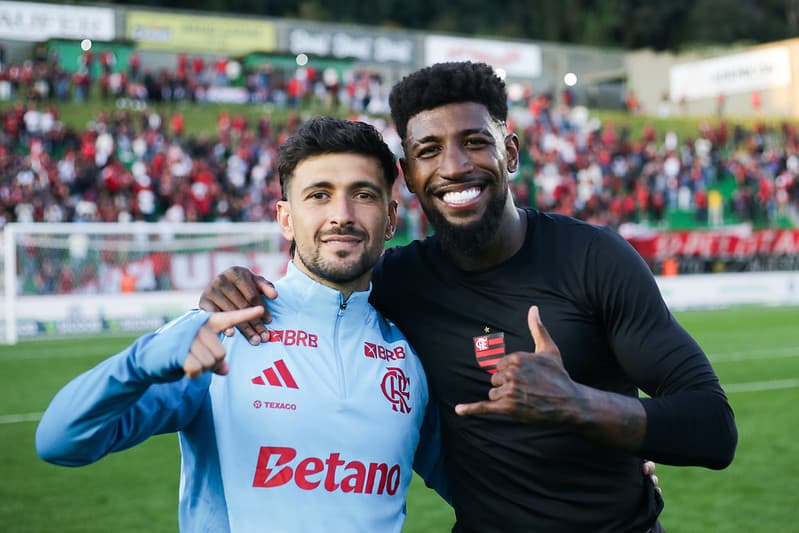 Arrascaeta e Emerson Royal, autores dos gols, posam para foto após Juventude x Flamengo