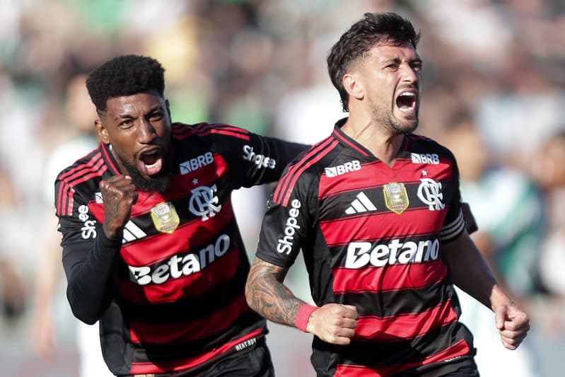 Emerson Royal e Arrascaeta vibram com gol do Camisa 10 no Alfredo Jaconi em Juventude x Flamengo
