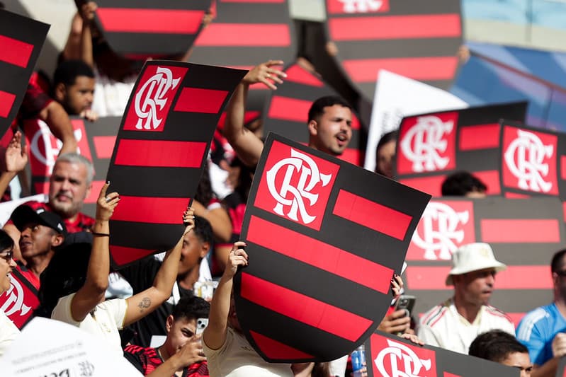 Torcedores levantam escudos de papelão do Flamengo na entrada do time em campo no Maracanã