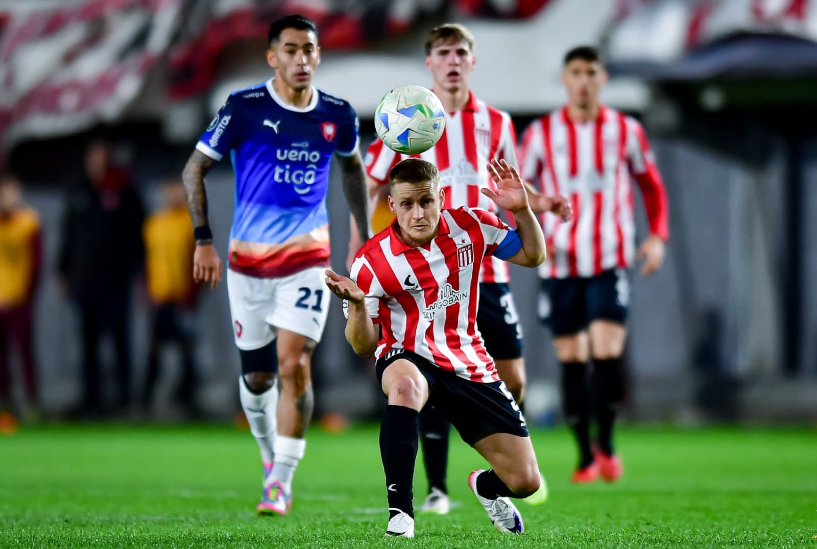 Santiago Ascacibar, do Estudiantes, cabeceia a bola durante a partida de volta das oitavas de final da Copa CONMEBOL Libertadores 2025 entre Estudiantes e Cerro Porteño no Estádio Jorge Luis Hirschi em 20 de agosto de 2025 em La Plata, Argentina.