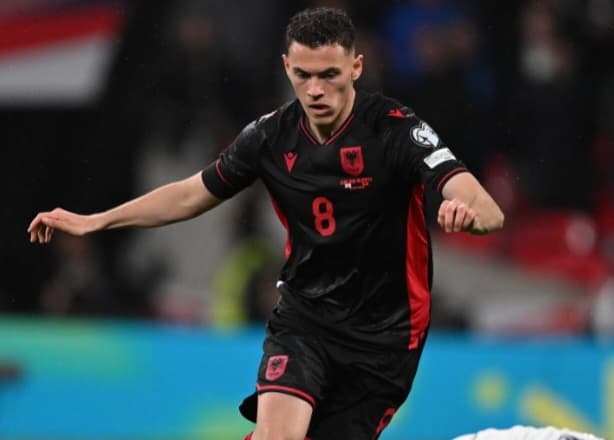 Asllani em campo pela Albânia