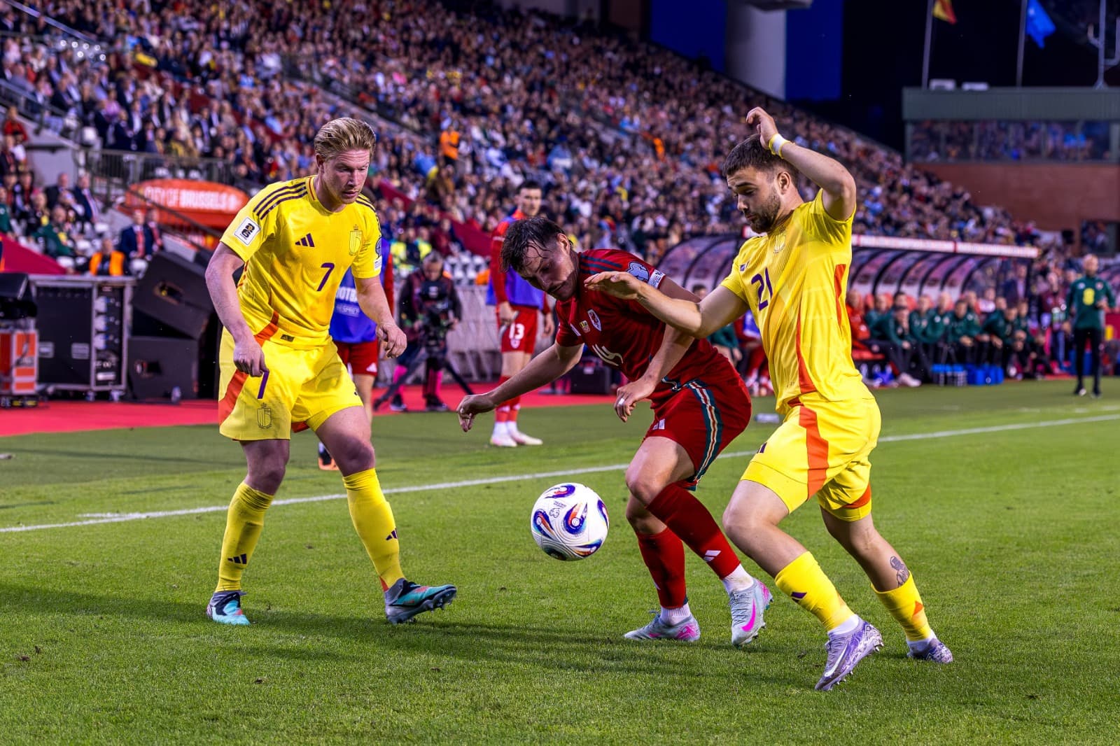 Kevin de Bruyne disputa a bola em partida da Bélgica contra País de Gales