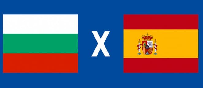 Imagem mostra as bandeiras da Bulgária e da Espanha lado a lado, separadas por um “X” branco central, sobre fundo azul, representando o confronto das Eliminatórias da Copa do Mundo 2026.