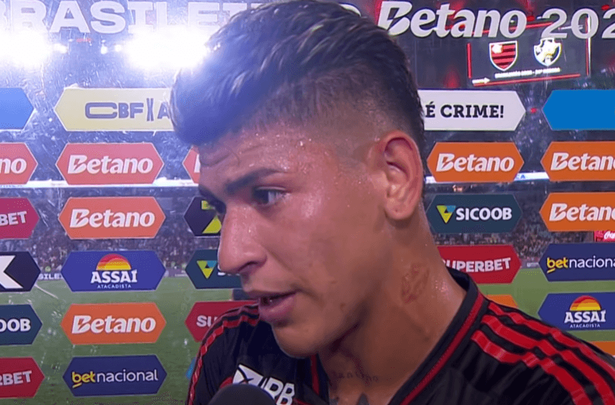 Carrascal concede entrevista na beira do campo de Flamengo x Vasco