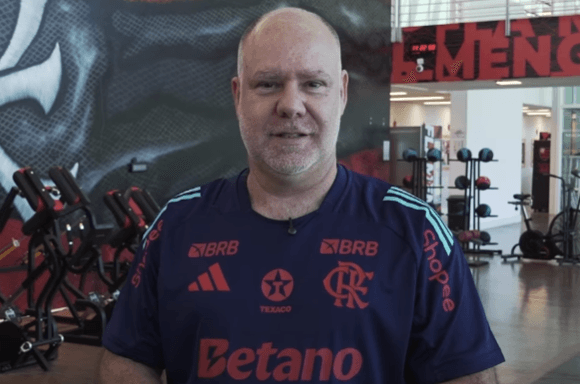 Claudio Pavanelli, coordenador de ciência do esporte do Flamengo, concede entrevista  na academia do Ninho do Urubu