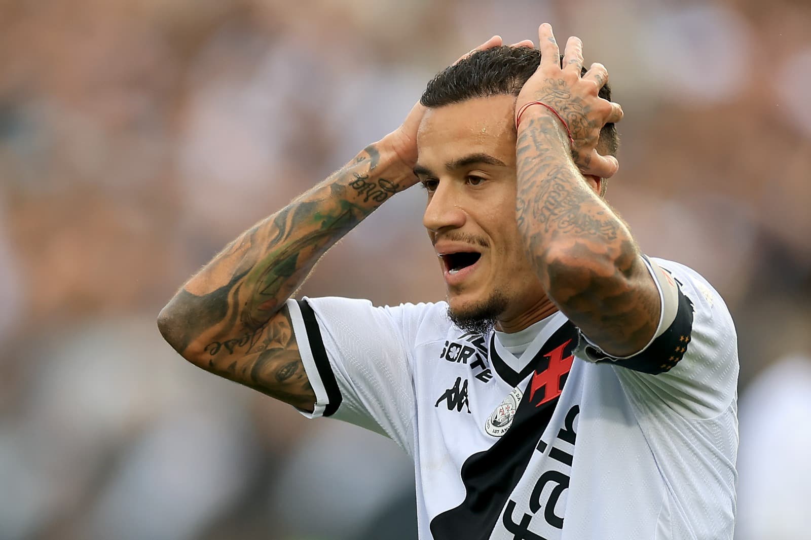 Coutinho, do Vasco, leva as mãos a cabeça em forma de lamentação