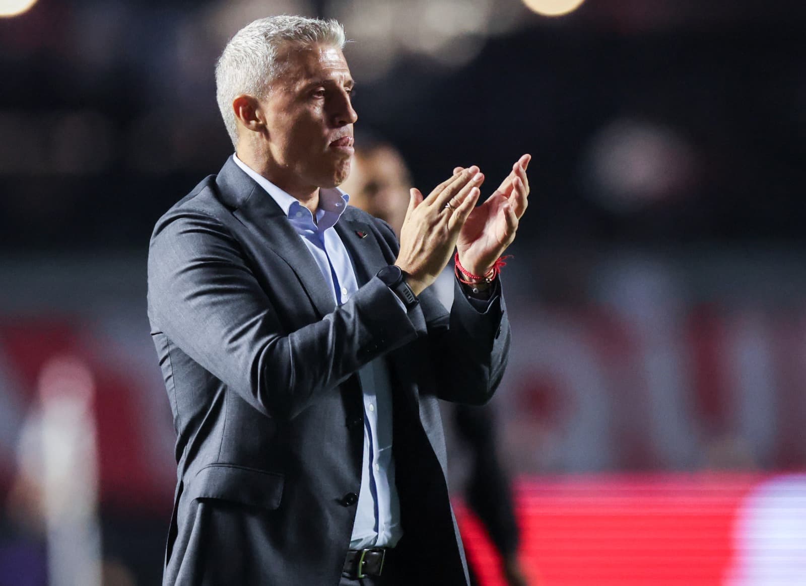 Técnico do São Paulo Hernán Crespo aplaude o time em confronto diante o Botafogo no Brasileirão 2025
