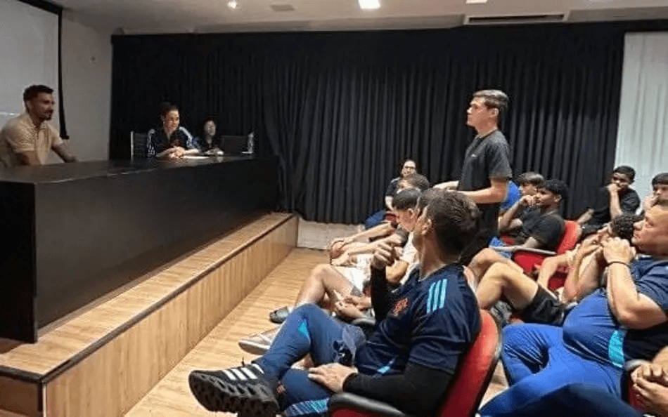 Danilo conversa com Garoto do Ninho durante palestra para as categorias sub-15 e sub-16 no Ninho do Urubu