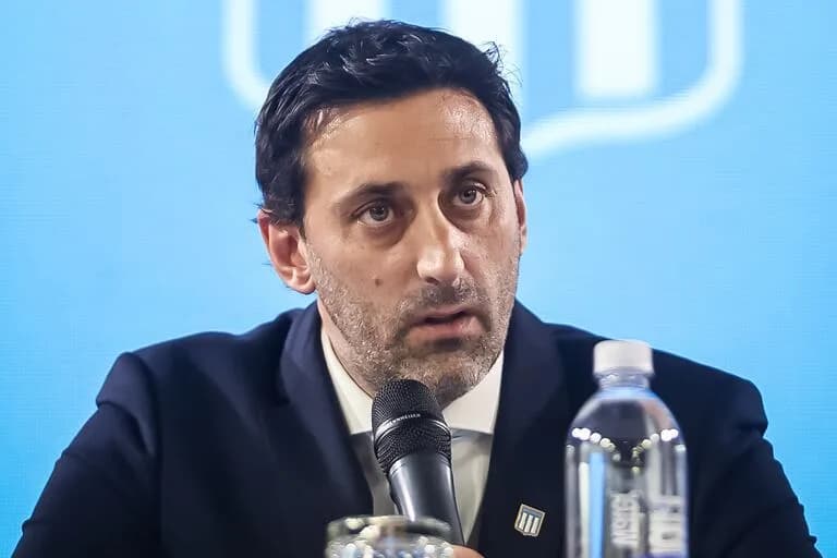 Diego Milito, presidente do Racing, em entrevista coletiva