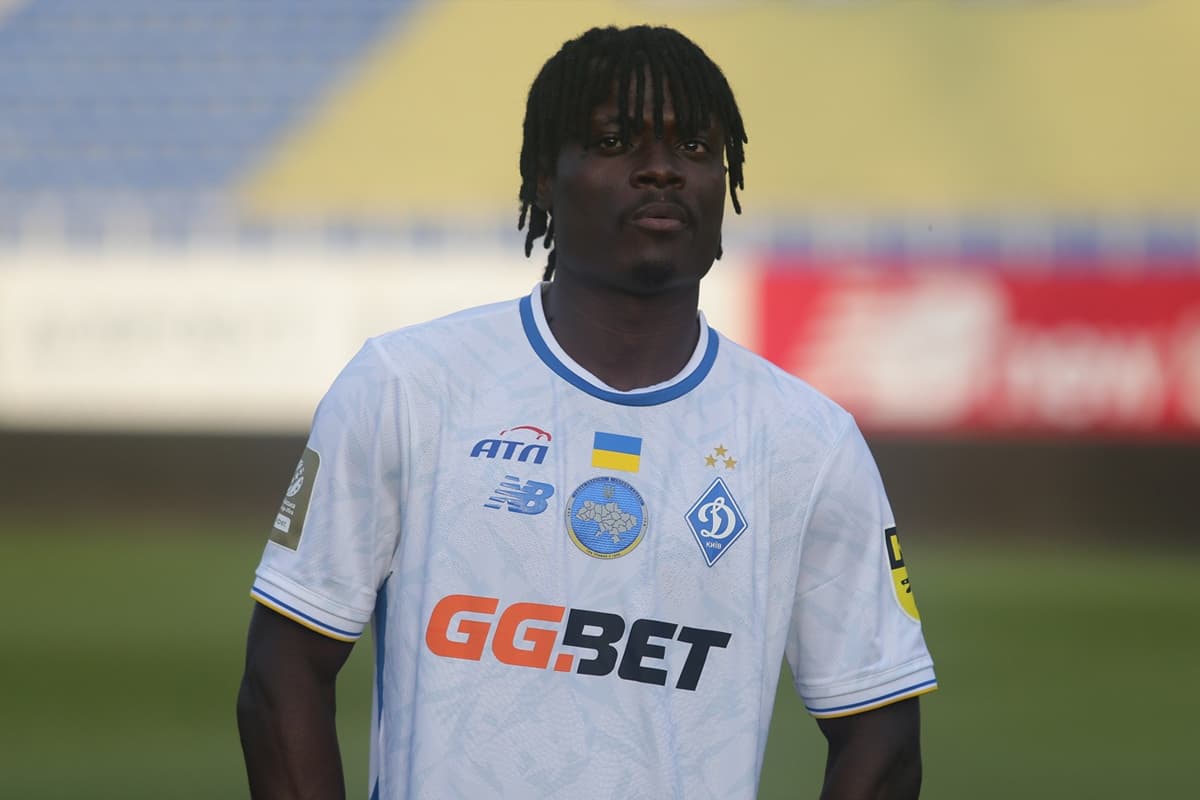 Shola com a camisa do Dínamo de Kiev