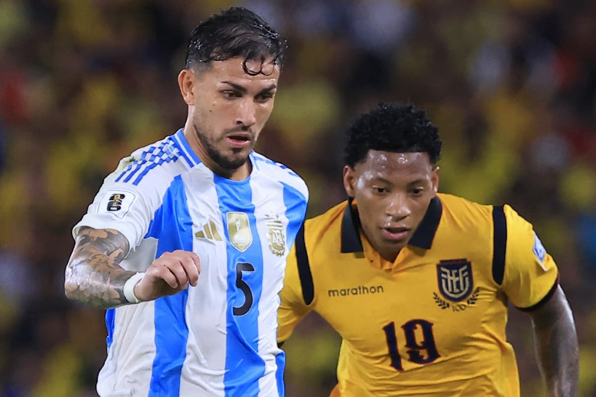 Plata olha para baixo enquanto disputa jogada com Paredes em jogo entre Equador e Argentina