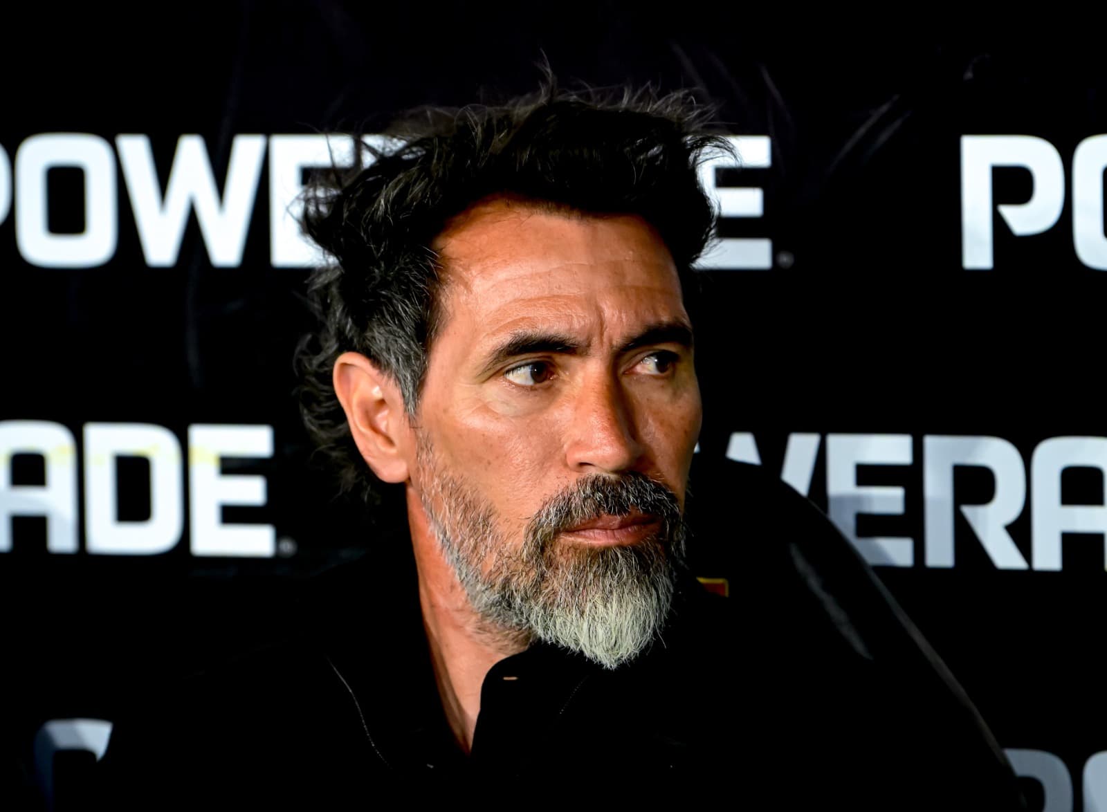 Eduardo Dominguez, técnico do Estudiantes, aguarda a partida do Torneo Clausura Betano 2025 entre Estudiantes e River Plate, no Estádio Jorge Luis Hirschi, em 13 de setembro de 2025, em La Plata, Argentina.