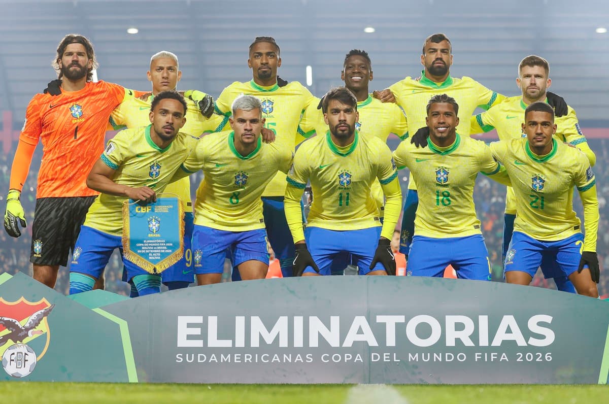 Jogadores do Brasil posam para foto antes de jogo contra a Bolívia