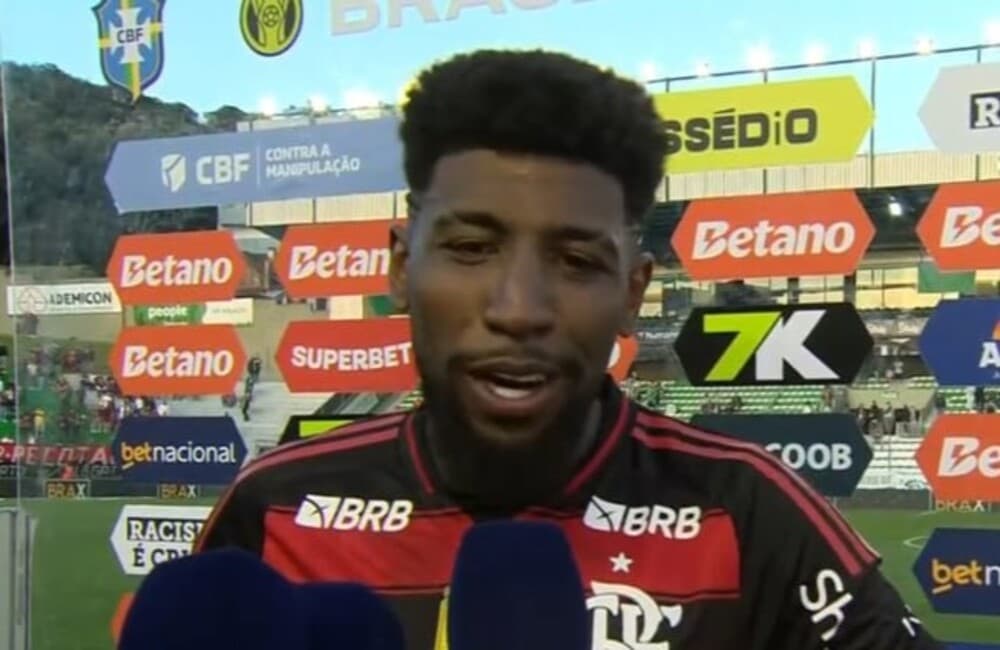 Emerson Royal sorri após marcar primeiro gol pelo Flamengo no Alfredo Jaconi