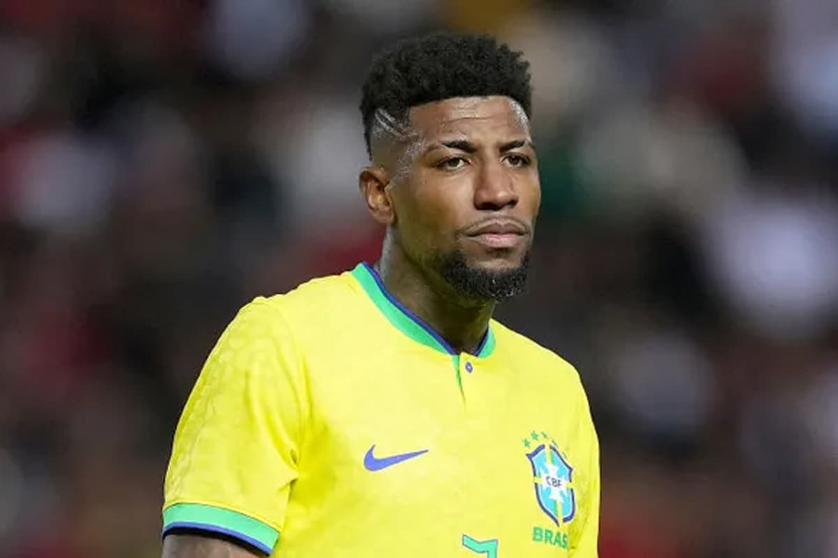 Emerson Royal com a camisa da Seleção Brasileira