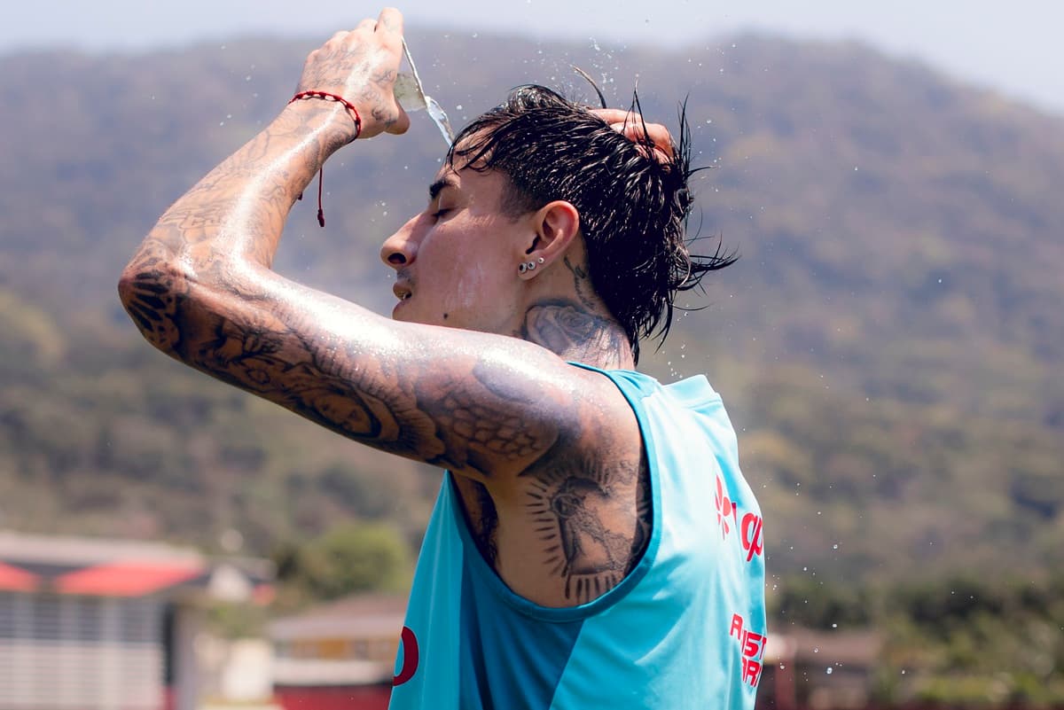 Erick Pulgar joga água no rosto em treino sob calor no Ninho do Urubu