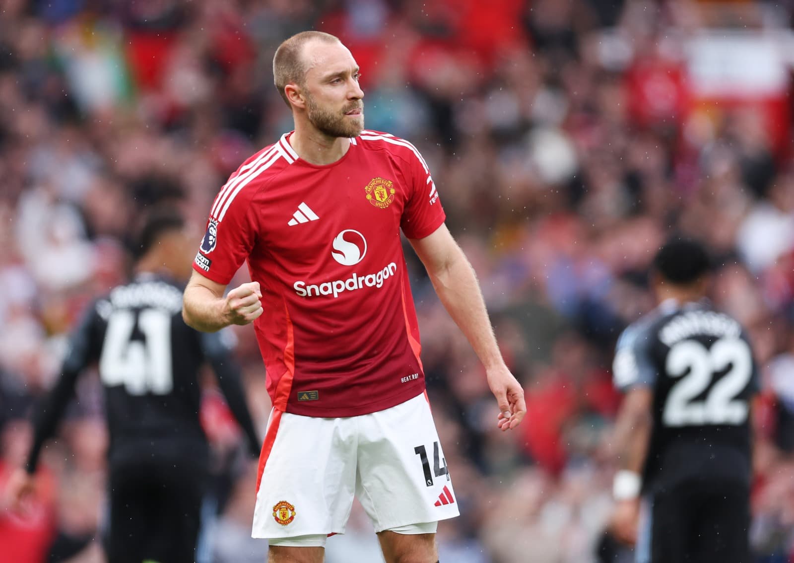 Christian Eriksen, do Manchester United, marca o segundo gol de seu time de pênalti durante a partida da Premier League entre Manchester United FC e Aston Villa FC no Old Trafford em 25 de maio de 2025 em Manchester, Inglaterra.