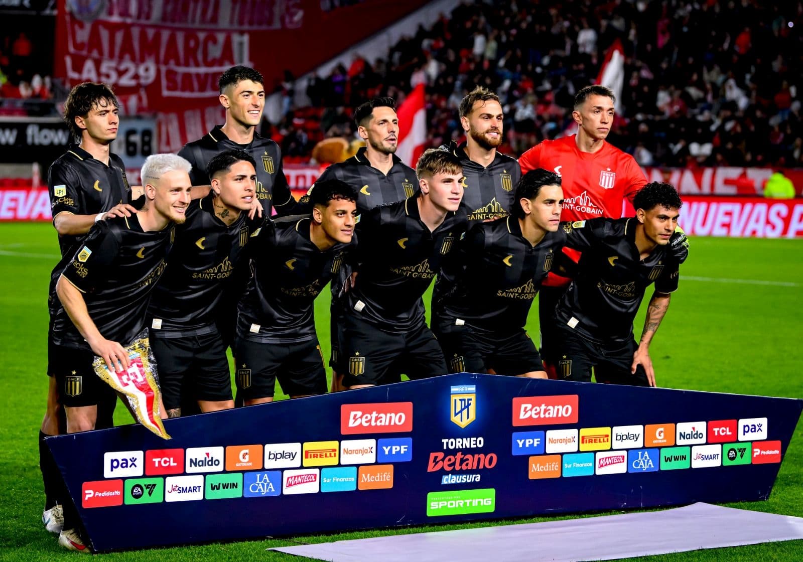Jogadores do Estudiantes posam para fotos antes da partida do Torneo Clausura Betano 2025 entre Estudiantes e River Plate, no Estádio Jorge Luis Hirschi, em 13 de setembro de 2025, em La Plata, Argentina.