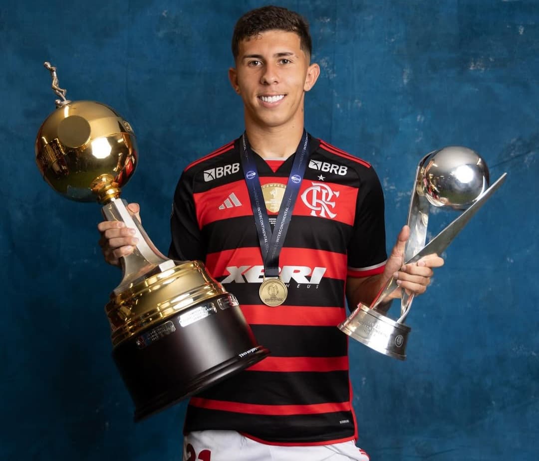 Felipe Teresa com taças conquistadas pelo Flamengo