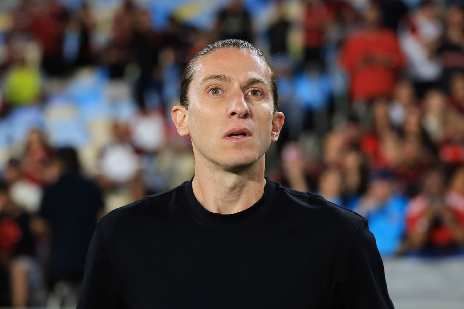 Filipe Luís na beira do campo antes de jogo do Flamengo começar