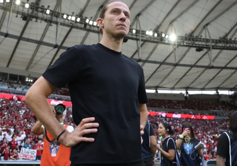Filipe Luís com mãos na cintura antes de Flamengo x Grêmio