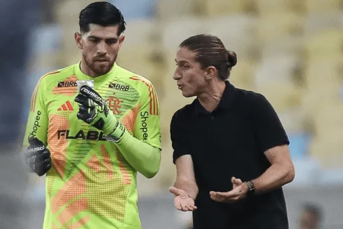 Rossi recebe orientações de Filipe Luís enquanto mexe na luva em jogo do Maracanã