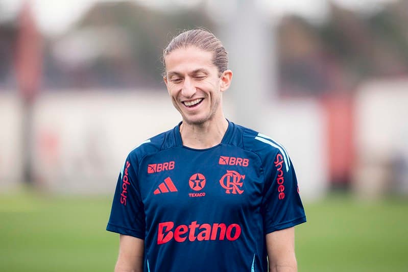 Filipe Luís sorri durante treinamento do Flamengo no Ninho do Urubu