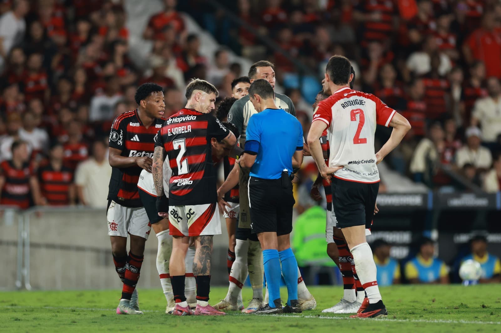Gonzalo Plata of Flamengo reacts after being sat off during the Copa CONMEBOL Libertadores 2025 Quarter-final first leg match between Flamengo and Estudiantes at Maracana Stadium on September 18, 2025 in Rio de Janeiro, Brazil.