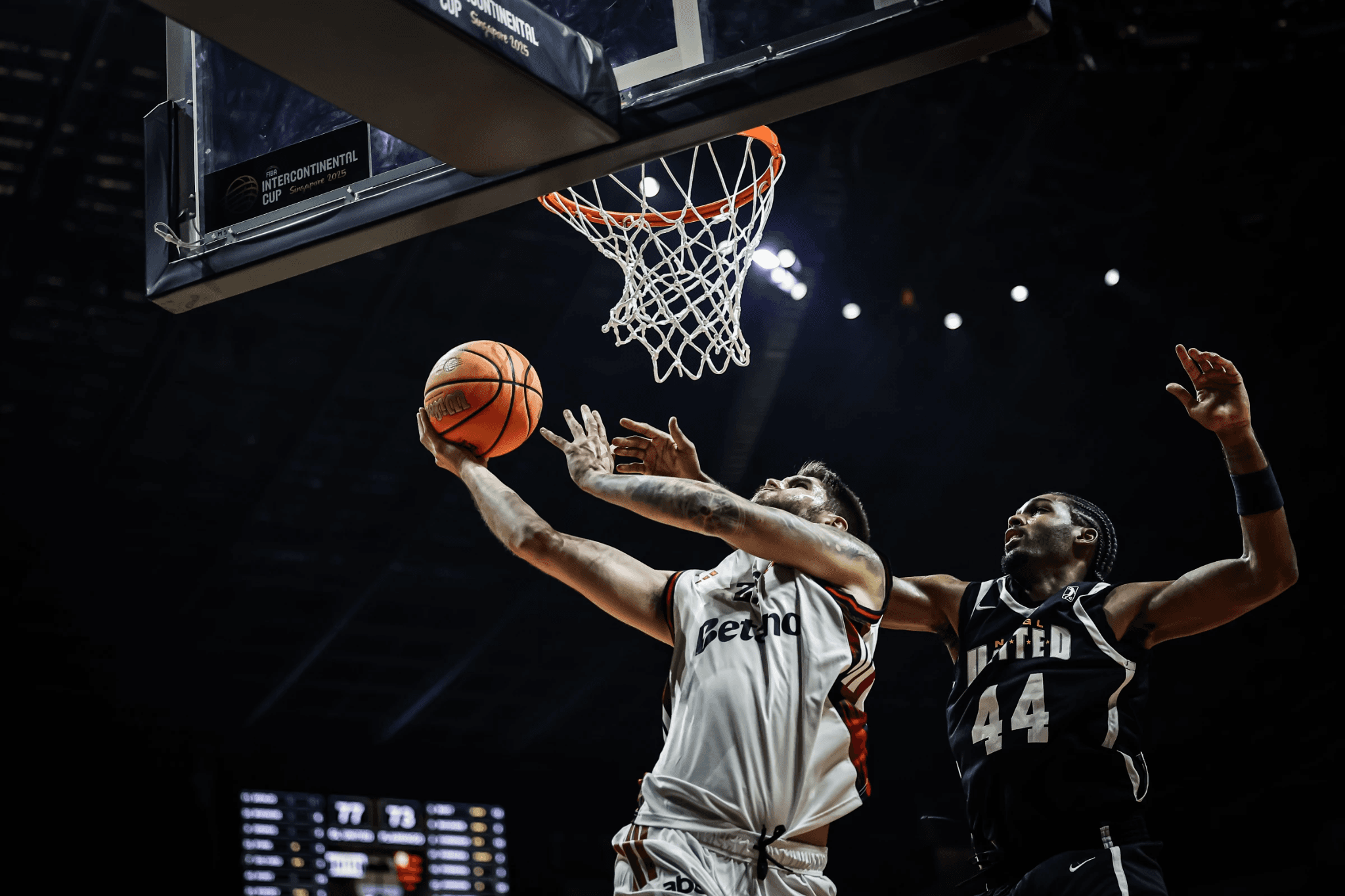 Jogador do Flamengo ataca a cesta contra o NBA G-League United na Copa Intercontinental FIBA 2025 em Singapura