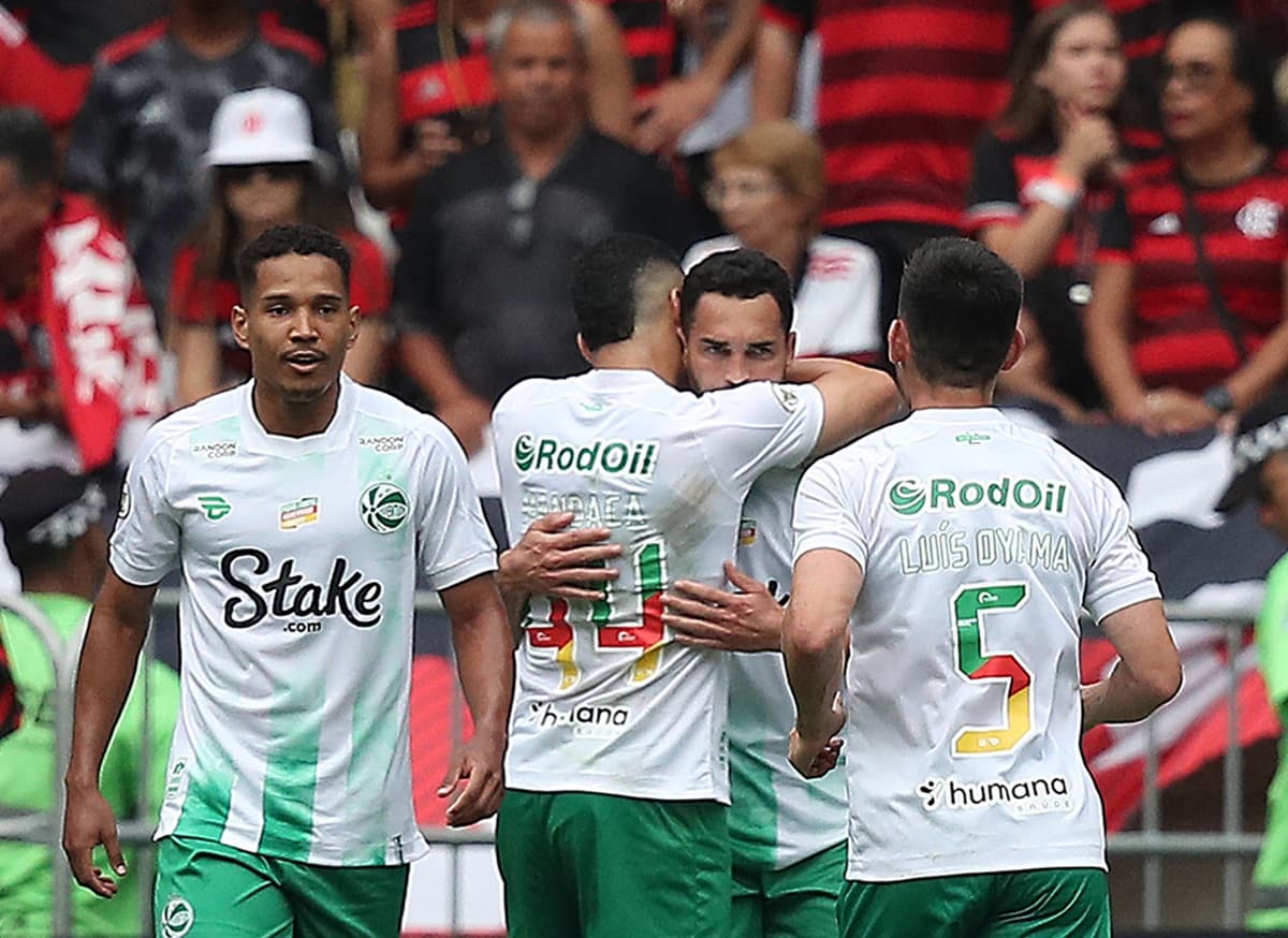 Equipe do Juventude se abraça e comemora gol sobre o Flamengo no Maracanã