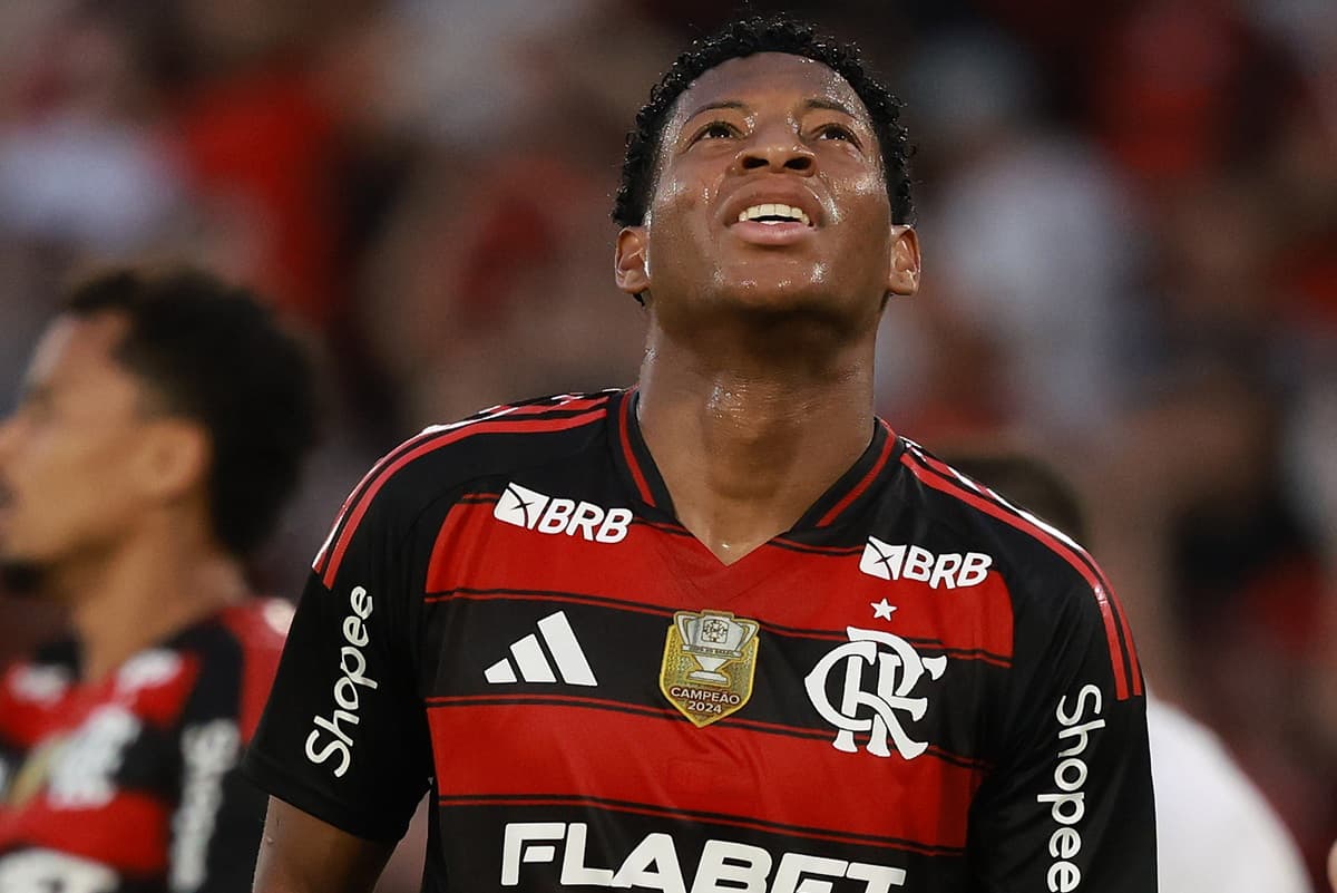 Plata olha para os céus e lamenta gol perdido pelo Flamengo em jogo contra o São Paulo