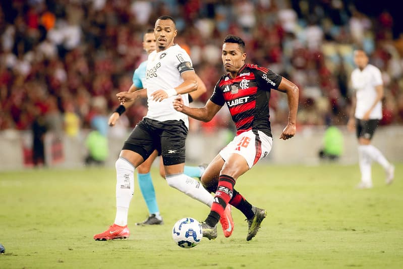 Alex Sandro e Marlon Freitas disputam em Flamengo x Botafogo