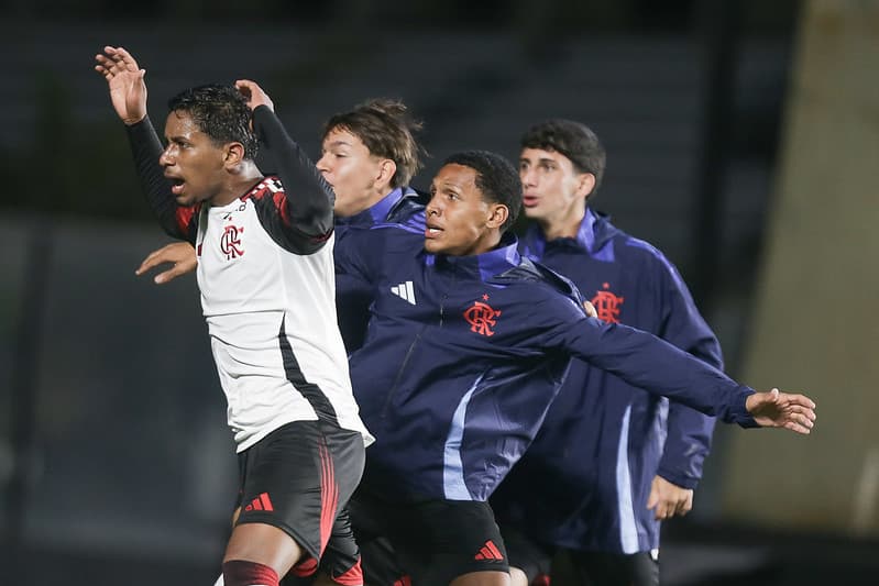 Jogadores do Flamengo comemoram gol no Brasileirão SUb-17