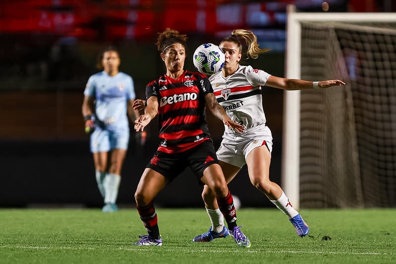 Cristiane domina a bola enquanto é marcada por jogadora do São Paulo