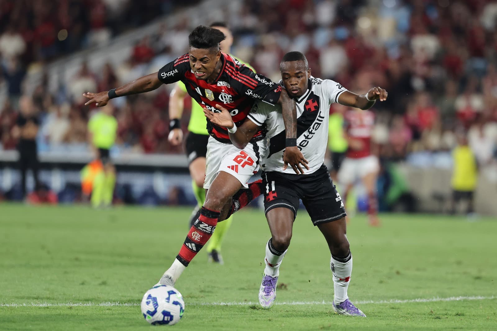 Bruno Henrique divide a bola com Córtez, do Vasco, durante o clássico no Maracanã