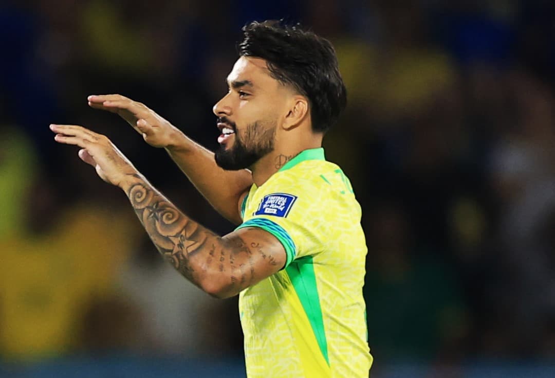 Lucas Paquetá comemora gol pela Seleção Brasileira no Maracanã e se encaminha para abraçar Wesley